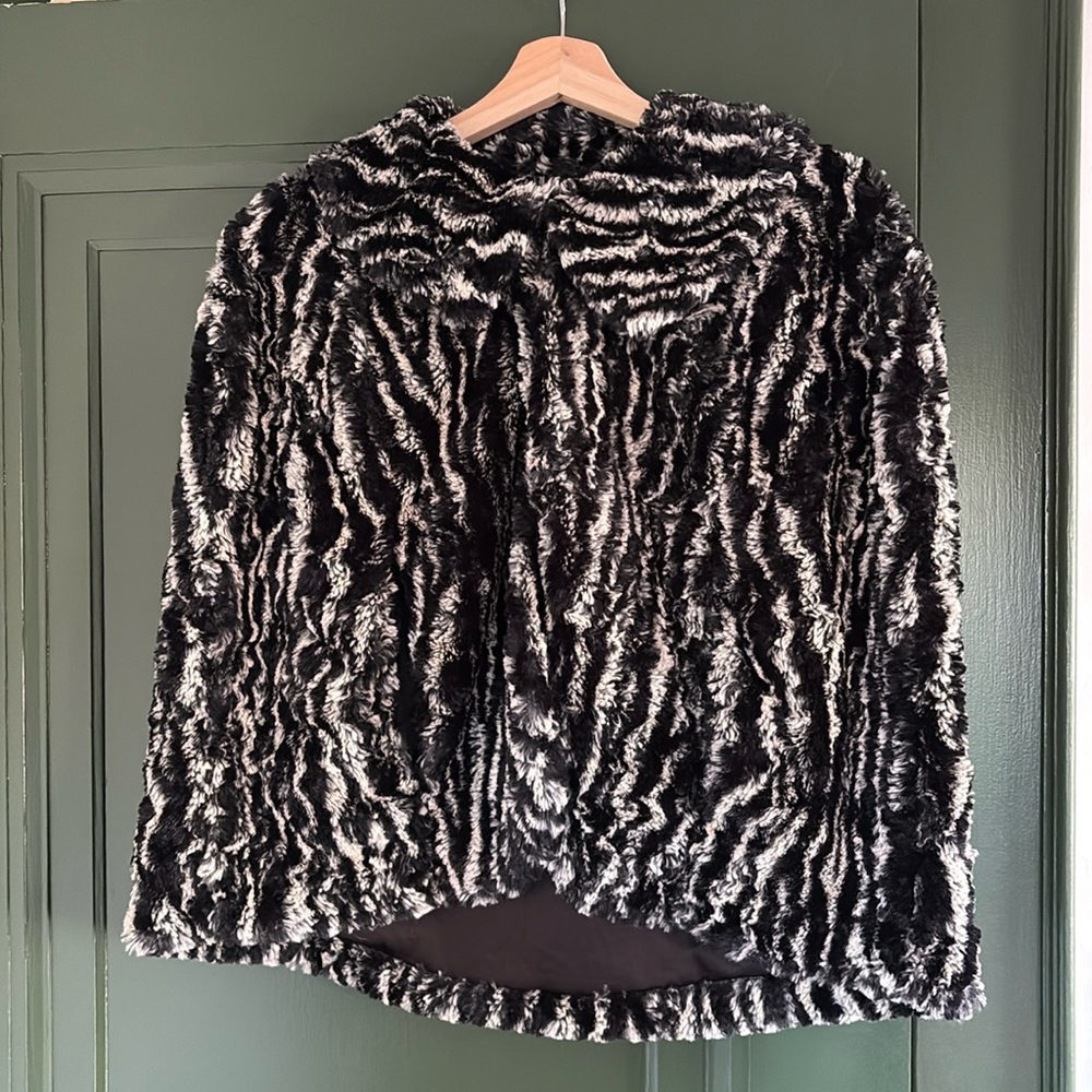 Zebra-print faux-fur short capelet